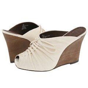 🎉HP🎉New Size 8.5 Frye Gwen Mule with Tie Wedge